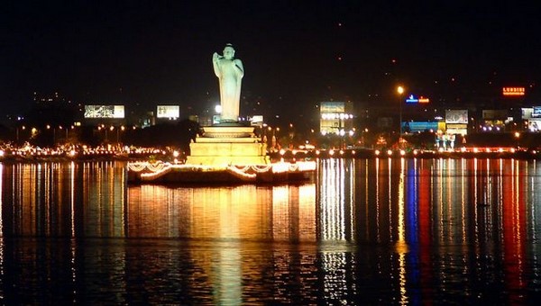 Bức tượng Phật Thích Ca Mâu Ni cao 17 mét tại hồ Hussain Sagar, Hyderabad, India