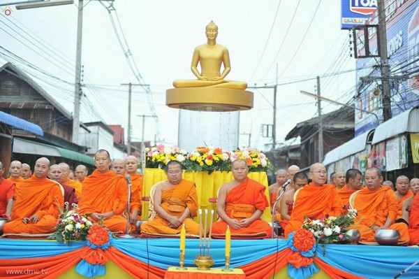 Thái Lan: Sau 3 tháng An Cư ,chư Tăng Tự tứ, diễu hành khất thực  tại huyện Khun Yuam, tỉnh Mae Hong Son