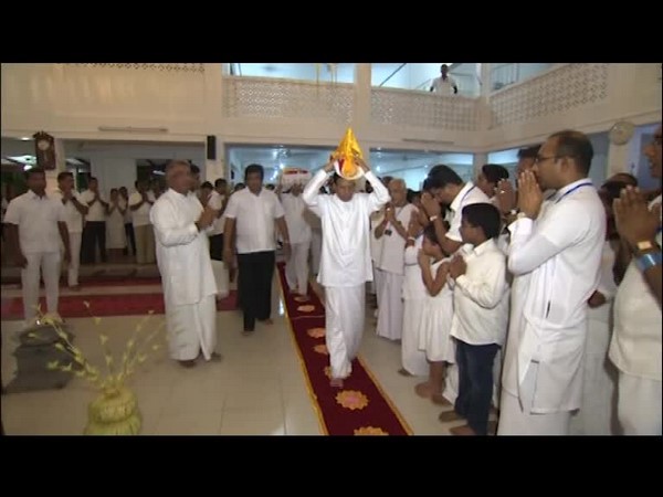 Tổng thống Sri Lanka dâng Y Kathina hằng năm tại Trung tâm Thiền Vipassana quốc tế