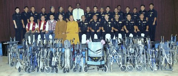 Phật giáo Malaysia tặng xe lăn và gậy đi bộ cho Cảnh sát