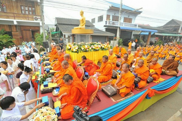 Thái Lan: Sau 3 tháng An Cư ,chư Tăng Tự tứ, diễu hành khất thực  tại huyện Khun Yuam, tỉnh Mae Hong Son