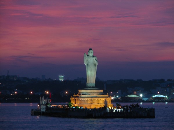 Bức tượng Phật Thích Ca Mâu Ni cao 17 mét tại hồ Hussain Sagar, Hyderabad, India