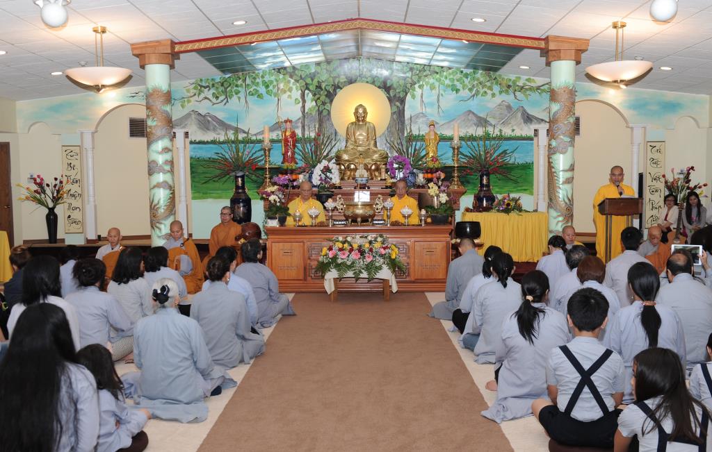 Đêm đốt nến cầu nguyện chủ đề “Hoài niệm về Mẹ”tại chùa Phước Hậu, tiểu bang Wisconsin, Hoa Kỳ.