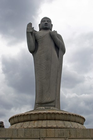 Bức tượng Phật Thích Ca Mâu Ni cao 17 mét tại hồ Hussain Sagar, Hyderabad, India