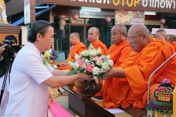 Thái Lan: Sau 3 tháng An Cư ,chư Tăng Tự tứ, diễu hành khất thực  tại huyện Khun Yuam, tỉnh Mae Hong Son