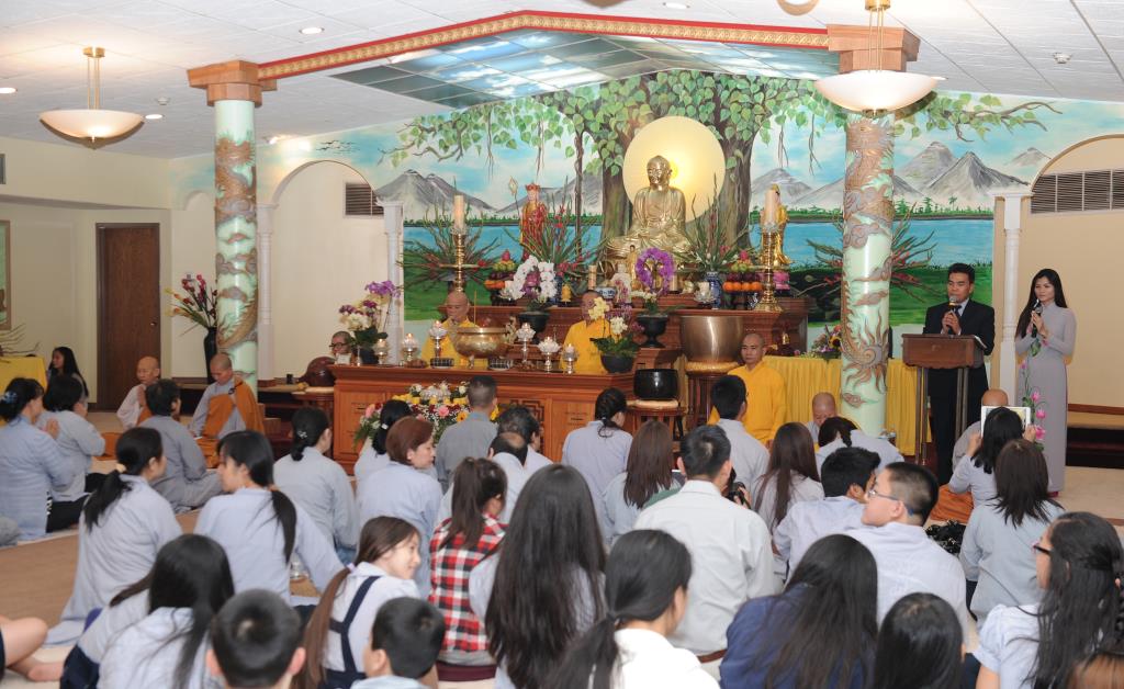 Đêm đốt nến cầu nguyện chủ đề “Hoài niệm về Mẹ”tại chùa Phước Hậu, tiểu bang Wisconsin, Hoa Kỳ.