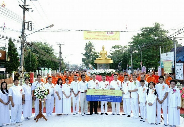 Thái Lan: Sau 3 tháng An Cư ,chư Tăng Tự tứ, diễu hành khất thực  tại huyện Khun Yuam, tỉnh Mae Hong Son