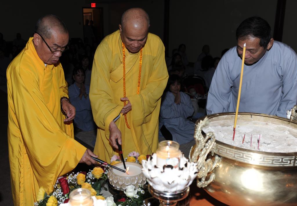 Đêm đốt nến cầu nguyện chủ đề “Hoài niệm về Mẹ”tại chùa Phước Hậu, tiểu bang Wisconsin, Hoa Kỳ.