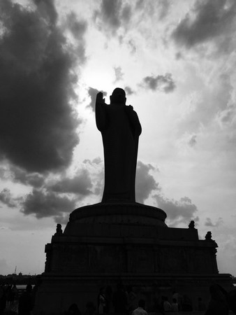 Bức tượng Phật Thích Ca Mâu Ni cao 17 mét tại hồ Hussain Sagar, Hyderabad, India