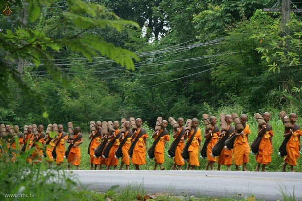 Thái Lan: Chùm ảnh chư Tăng diễu hành 11 km