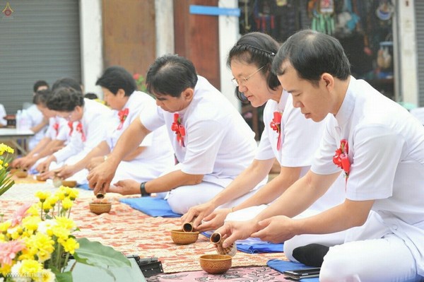 Thái Lan: Sau 3 tháng An Cư ,chư Tăng Tự tứ, diễu hành khất thực  tại huyện Khun Yuam, tỉnh Mae Hong Son
