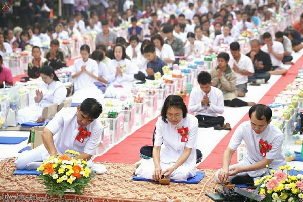 Thái Lan: Sau 3 tháng An Cư ,chư Tăng Tự tứ, diễu hành khất thực  tại huyện Khun Yuam, tỉnh Mae Hong Son
