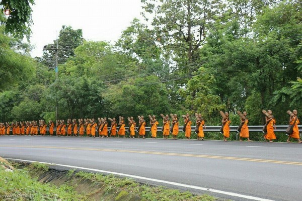 Thái Lan: Chùm ảnh chư Tăng diễu hành 11 km