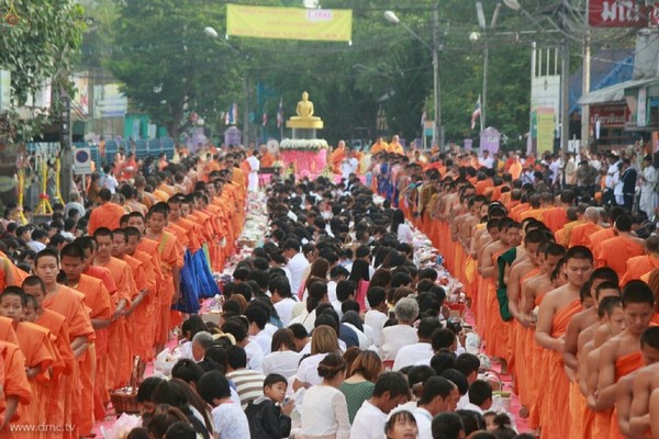 Thái Lan: Sau 3 tháng An Cư ,chư Tăng Tự tứ, diễu hành khất thực  tại huyện Khun Yuam, tỉnh Mae Hong Son