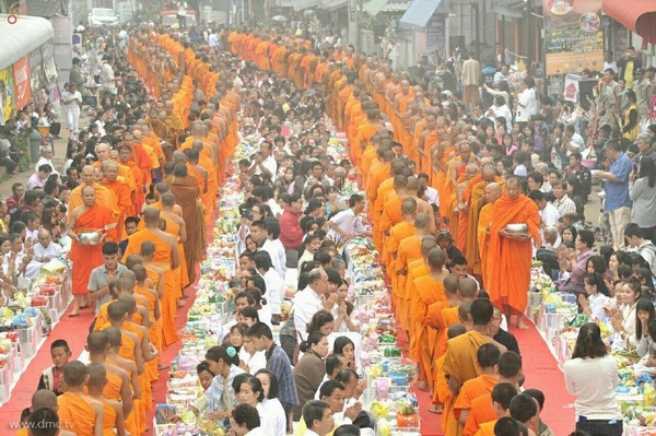 Thái Lan: Sau 3 tháng An Cư ,chư Tăng Tự tứ, diễu hành khất thực  tại huyện Khun Yuam, tỉnh Mae Hong Son