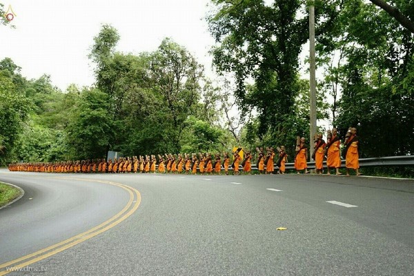 Thái Lan: Chùm ảnh chư Tăng diễu hành 11 km