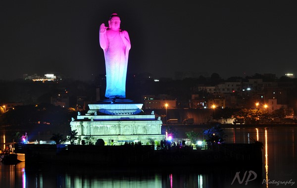 Bức tượng Phật Thích Ca Mâu Ni cao 17 mét tại hồ Hussain Sagar, Hyderabad, India