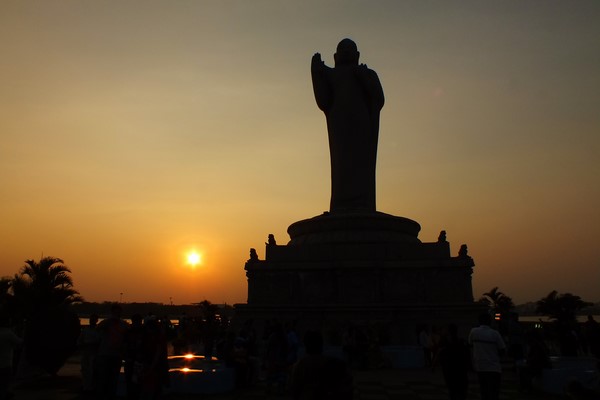 Bức tượng Phật Thích Ca Mâu Ni cao 17 mét tại hồ Hussain Sagar, Hyderabad, India