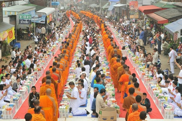 Thái Lan: Sau 3 tháng An Cư ,chư Tăng Tự tứ, diễu hành khất thực  tại huyện Khun Yuam, tỉnh Mae Hong Son