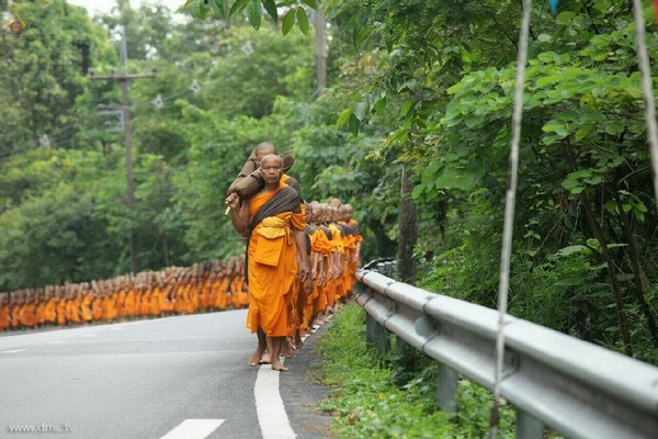 Thái Lan: Chùm ảnh chư Tăng diễu hành 11 km