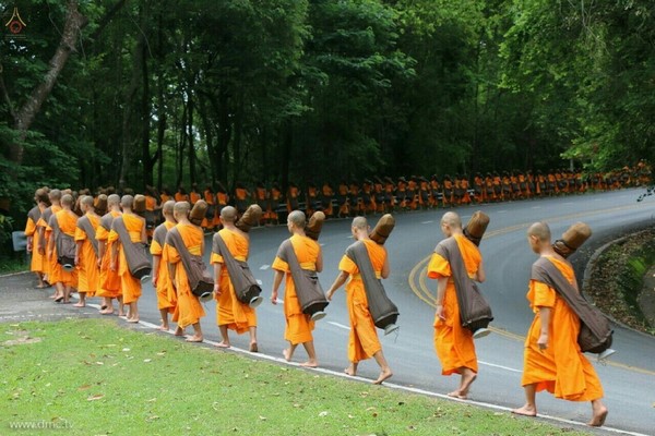 Thái Lan: Chùm ảnh chư Tăng diễu hành 11 km