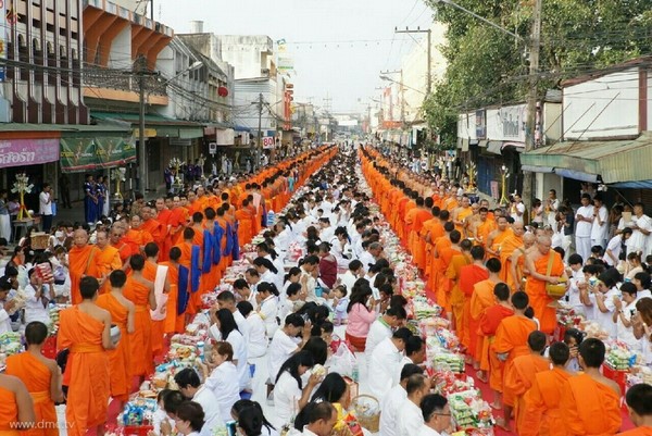 Thái Lan: Sau 3 tháng An Cư ,chư Tăng Tự tứ, diễu hành khất thực  tại huyện Khun Yuam, tỉnh Mae Hong Son