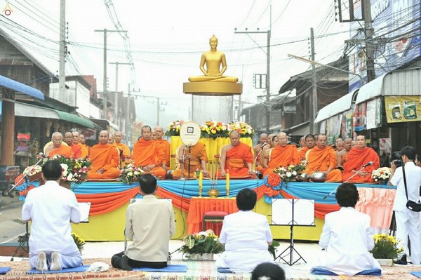 Thái Lan: Sau 3 tháng An Cư ,chư Tăng Tự tứ, diễu hành khất thực  tại huyện Khun Yuam, tỉnh Mae Hong Son