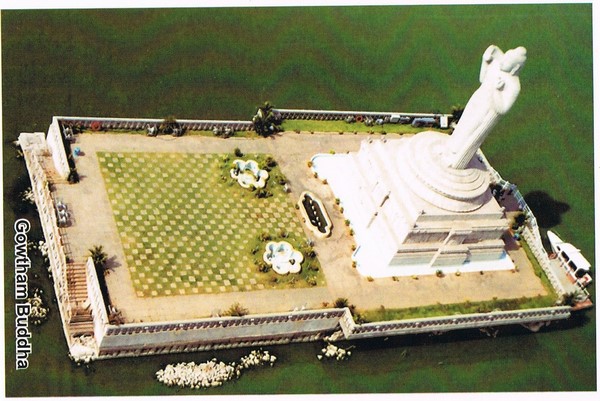 Bức tượng Phật Thích Ca Mâu Ni cao 17 mét tại hồ Hussain Sagar, Hyderabad, India