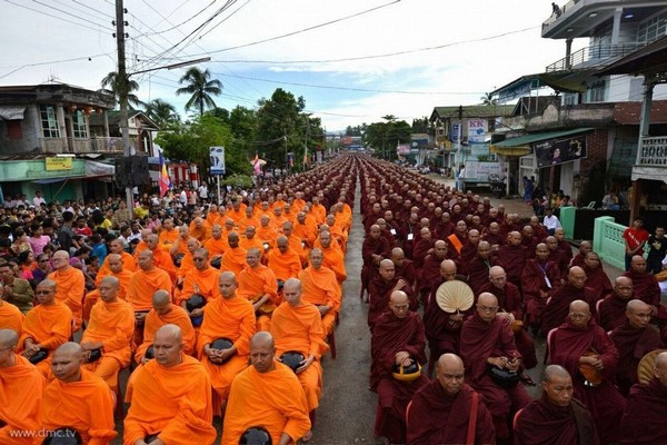 Lần đầu tiên trong lịch sử PG Miến Điện và Thái Lan một vạn chư tăng đi khất thực Tp Mandalay