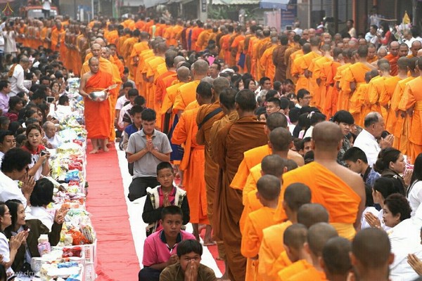 Thái Lan: Sau 3 tháng An Cư ,chư Tăng Tự tứ, diễu hành khất thực  tại huyện Khun Yuam, tỉnh Mae Hong Son