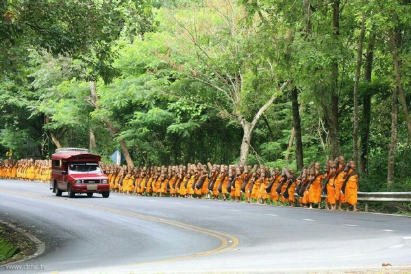 Thái Lan: Chùm ảnh chư Tăng diễu hành 11 km