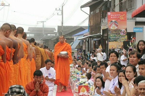 Thái Lan: Sau 3 tháng An Cư ,chư Tăng Tự tứ, diễu hành khất thực  tại huyện Khun Yuam, tỉnh Mae Hong Son