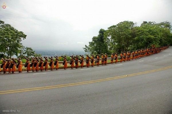 Thái Lan: Chùm ảnh chư Tăng diễu hành 11 km