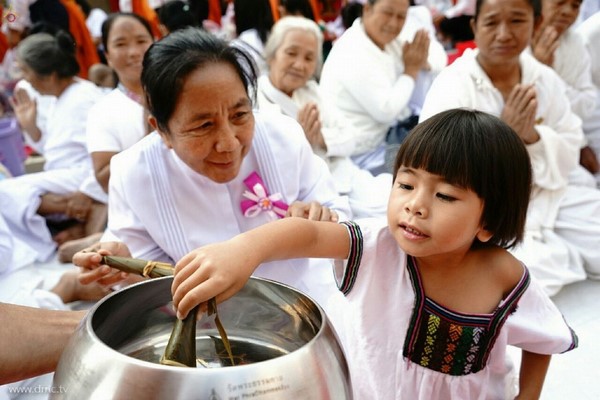 Thái Lan: Sau 3 tháng An Cư ,chư Tăng Tự tứ, diễu hành khất thực  tại huyện Khun Yuam, tỉnh Mae Hong Son