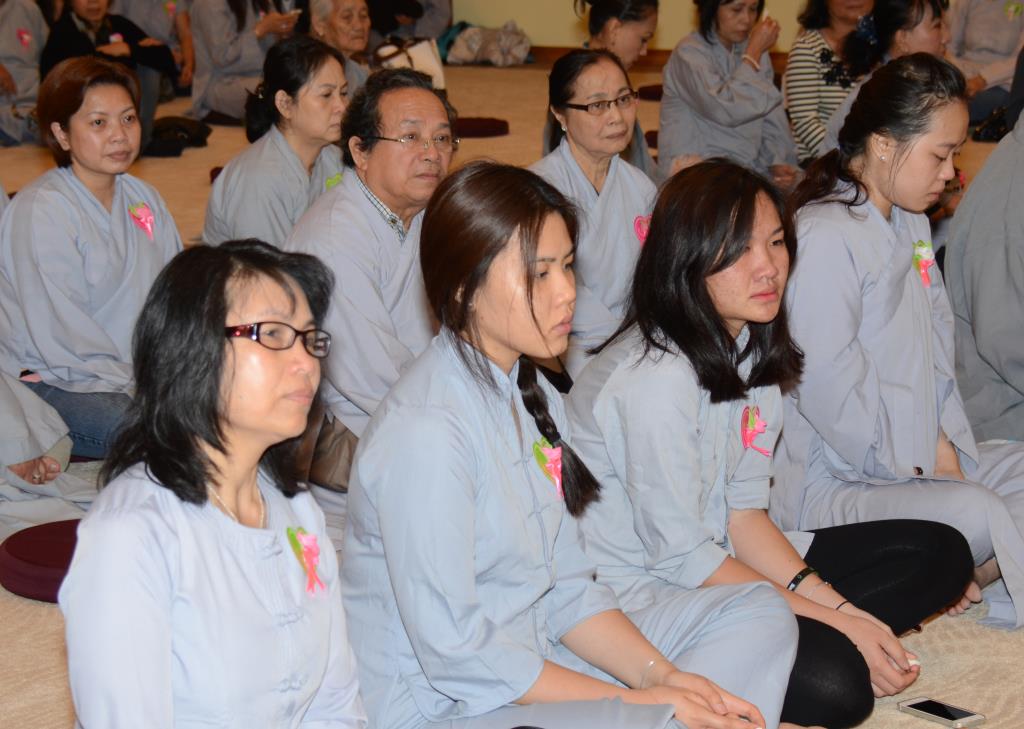Đêm đốt nến cầu nguyện chủ đề “Hoài niệm về Mẹ”tại chùa Phước Hậu, tiểu bang Wisconsin, Hoa Kỳ.