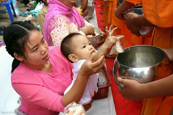 Thái Lan: Sau 3 tháng An Cư ,chư Tăng Tự tứ, diễu hành khất thực  tại huyện Khun Yuam, tỉnh Mae Hong Son