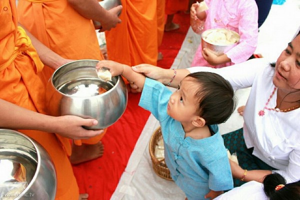 Thái Lan: Sau 3 tháng An Cư ,chư Tăng Tự tứ, diễu hành khất thực  tại huyện Khun Yuam, tỉnh Mae Hong Son