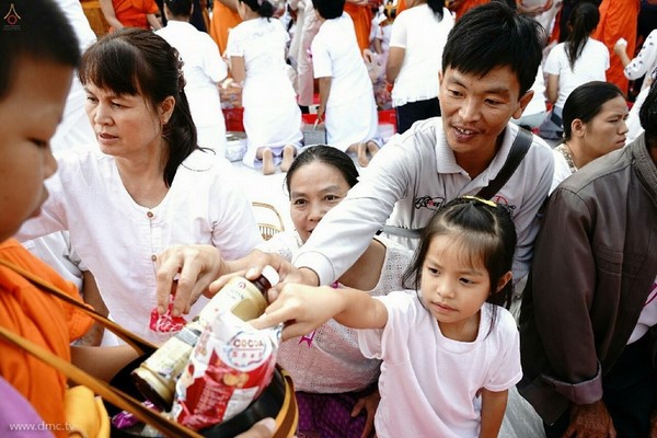 Thái Lan: Sau 3 tháng An Cư ,chư Tăng Tự tứ, diễu hành khất thực  tại huyện Khun Yuam, tỉnh Mae Hong Son