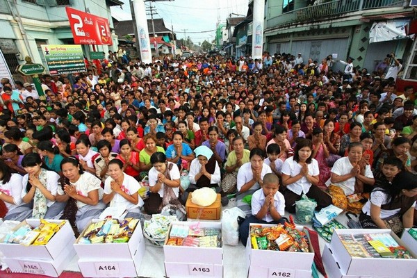 Lần đầu tiên trong lịch sử PG Miến Điện và Thái Lan một vạn chư tăng đi khất thực Tp Mandalay