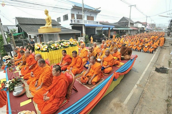 Thái Lan: Sau 3 tháng An Cư ,chư Tăng Tự tứ, diễu hành khất thực  tại huyện Khun Yuam, tỉnh Mae Hong Son