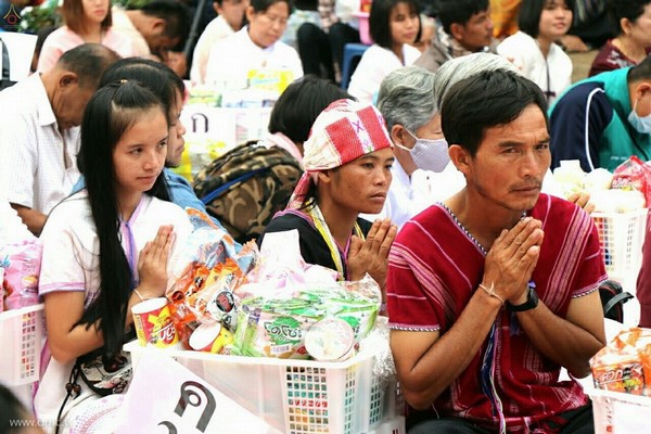 Thái Lan: Sau 3 tháng An Cư ,chư Tăng Tự tứ, diễu hành khất thực  tại huyện Khun Yuam, tỉnh Mae Hong Son