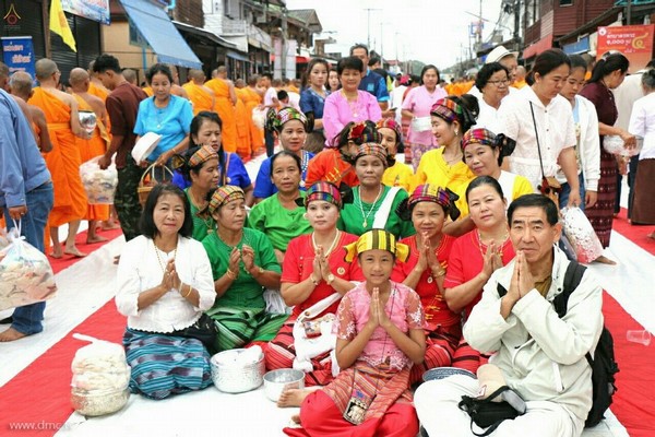 Thái Lan: Sau 3 tháng An Cư ,chư Tăng Tự tứ, diễu hành khất thực  tại huyện Khun Yuam, tỉnh Mae Hong Son