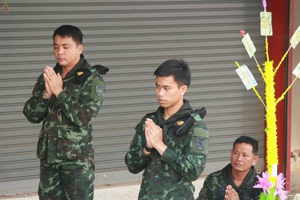 Thái Lan: Sau 3 tháng An Cư ,chư Tăng Tự tứ, diễu hành khất thực  tại huyện Khun Yuam, tỉnh Mae Hong Son
