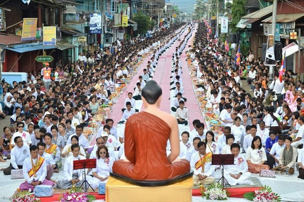 Lần đầu tiên trong lịch sử PG Miến Điện và Thái Lan một vạn chư tăng đi khất thực Tp Mandalay