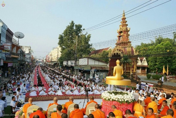 Thái Lan: Sau 3 tháng An Cư ,chư Tăng Tự tứ, diễu hành khất thực  tại huyện Khun Yuam, tỉnh Mae Hong Son