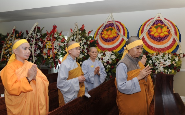 Phái đoàn Hội đồng Liên Tôn Việt Nam tại Hoa Kỳ viếng tang lễ cố HT. Thích Giác Nhiên