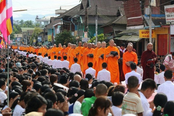 Lần đầu tiên trong lịch sử PG Miến Điện và Thái Lan một vạn chư tăng đi khất thực Tp Mandalay