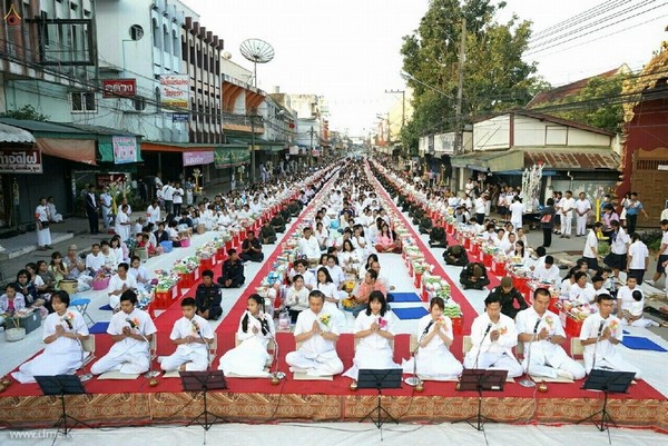 Thái Lan: Sau 3 tháng An Cư ,chư Tăng Tự tứ, diễu hành khất thực  tại huyện Khun Yuam, tỉnh Mae Hong Son