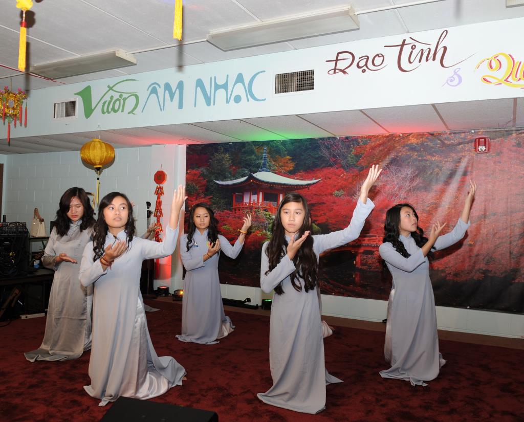 Đêm đốt nến cầu nguyện chủ đề “Hoài niệm về Mẹ”tại chùa Phước Hậu, tiểu bang Wisconsin, Hoa Kỳ.