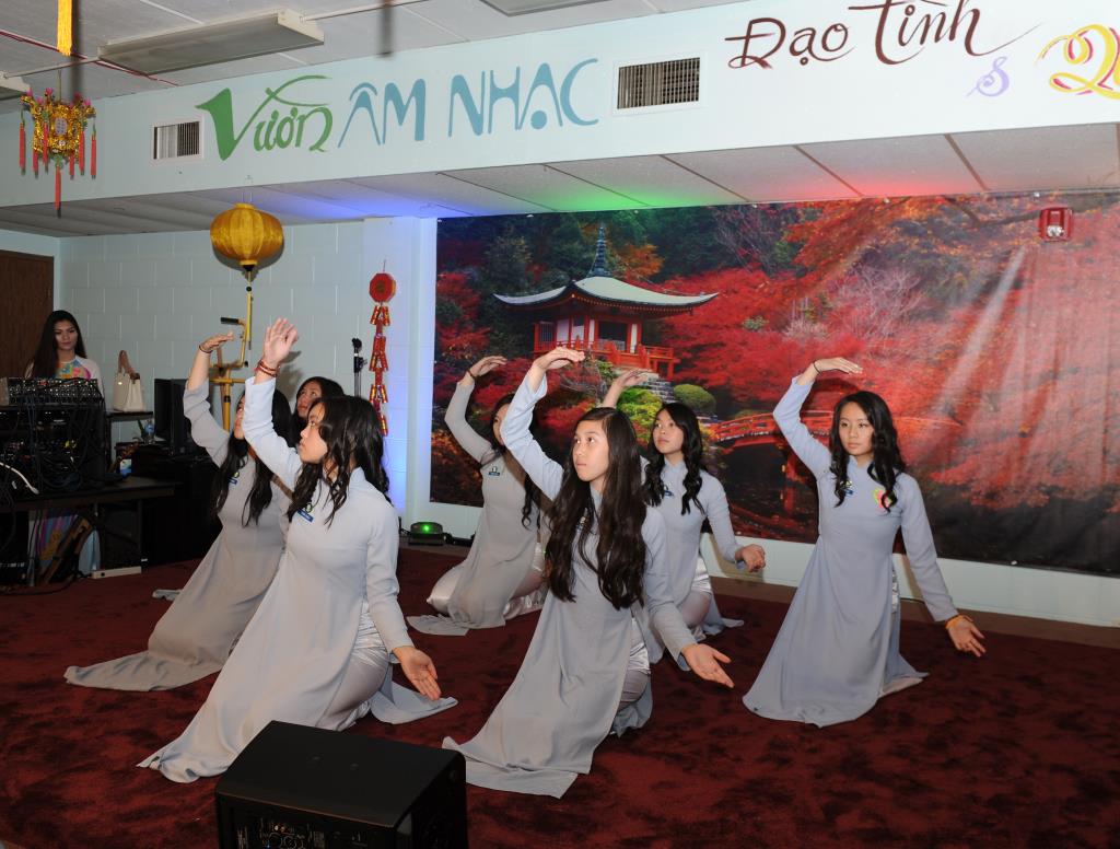 Đêm đốt nến cầu nguyện chủ đề “Hoài niệm về Mẹ”tại chùa Phước Hậu, tiểu bang Wisconsin, Hoa Kỳ.